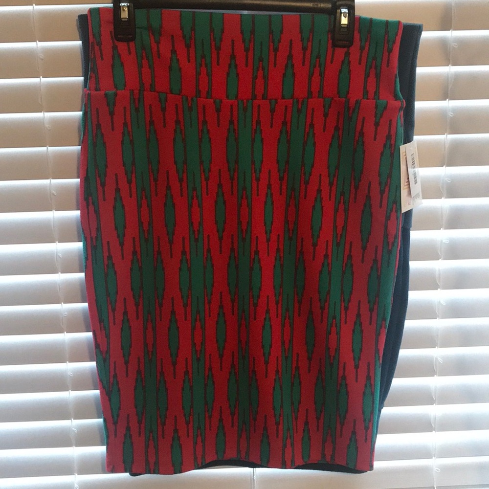 Lularoe Cassie red and green skirt